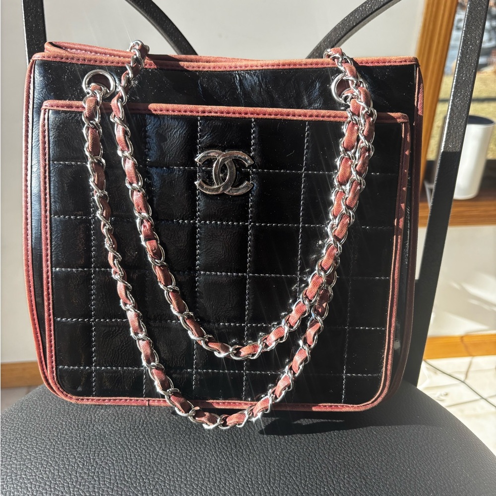 Pristine Chanel Black Quilted Patent Leather Chocolate Crossbody Shoulder Bag - Picture 2 of 16